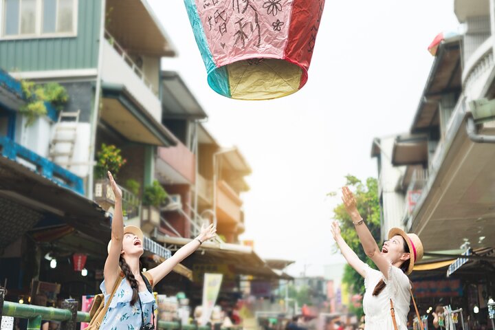 Half Day Private Tour to Jiufen, Shifen Waterfall & Pingxi Sky Lantern