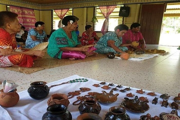 "Aventura en la Costa de Coral: Cerámica, Kava, Meke, Dunas y Templo''