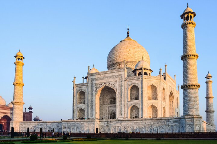 Day Trip to Taj Mahal and Agra from Ahmedabad with Both Side Commercial Flights