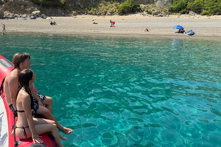 Alcudia : excursion de 3 heures en hors-bord avec visite touristique, découverte des grottes marines et plongée avec tuba