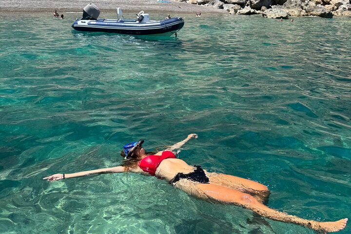 Alcudia : excursion de 3 heures en hors-bord avec visite touristique, découverte des grottes marines et plongée avec tuba