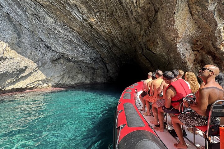 Alcudia : excursion de 3 heures en hors-bord avec visite touristique, découverte des grottes marines et plongée avec tuba