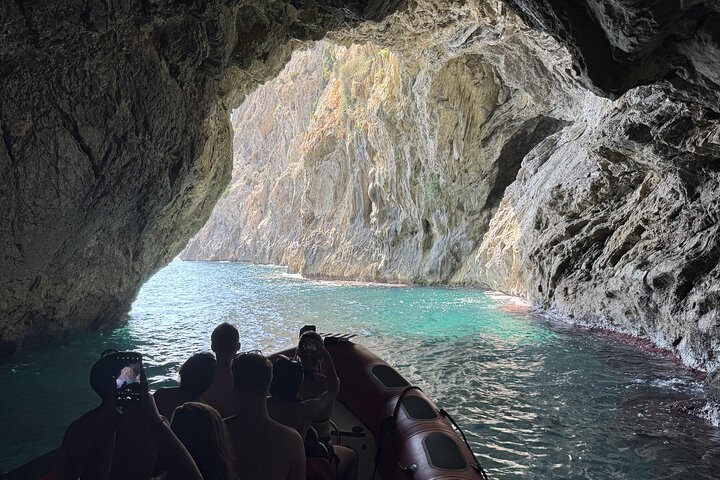 Alcudia : excursion de 3 heures en hors-bord avec visite touristique, découverte des grottes marines et plongée avec tuba