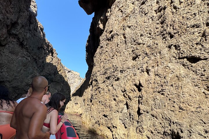 Alcudia : excursion de 3 heures en hors-bord avec visite touristique, découverte des grottes marines et plongée avec tuba