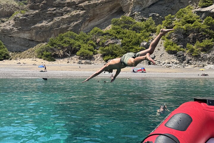 Alcudia : excursion de 3 heures en hors-bord avec visite touristique, découverte des grottes marines et plongée avec tuba