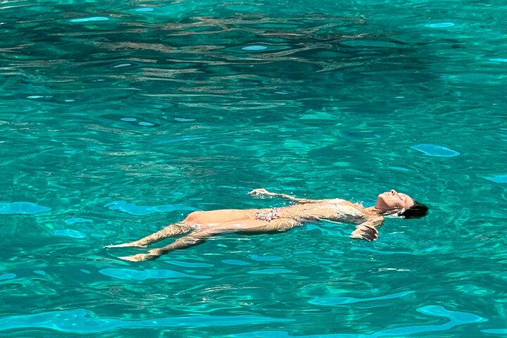 Alcudia : excursion de 3 heures en hors-bord avec visite touristique, découverte des grottes marines et plongée avec tuba