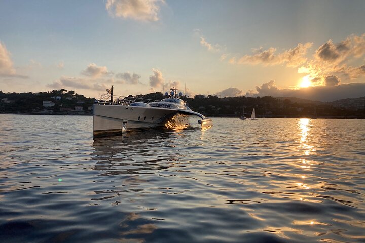 Exclusive Sunset Tour - Enastående Proffs Solar Boat flotta
