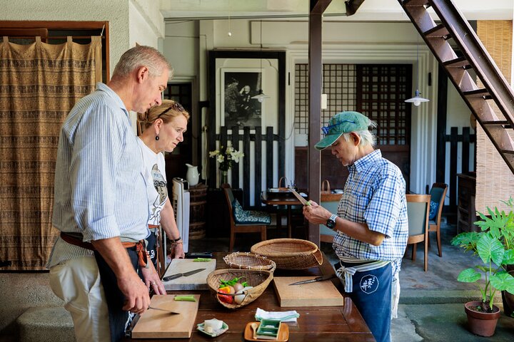 Japanse kookles met lokale familie in de oude binnenstad van Takayama
