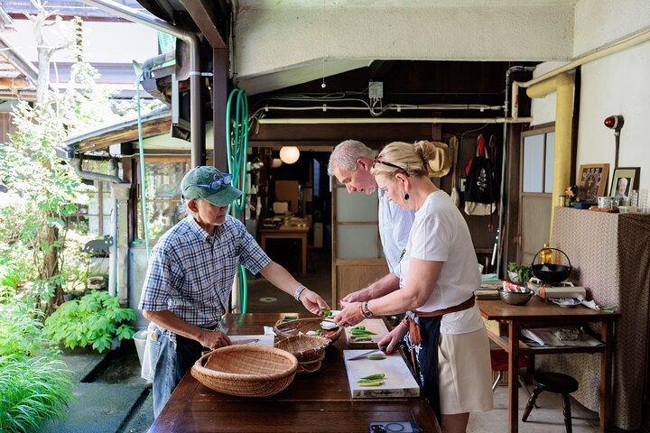 Japanse kookles met lokale familie in de oude binnenstad van Takayama