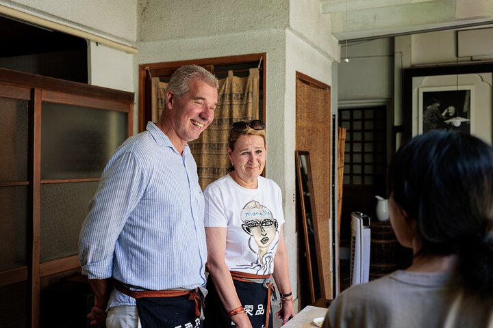 Japanse kookles met lokale familie in de oude binnenstad van Takayama
