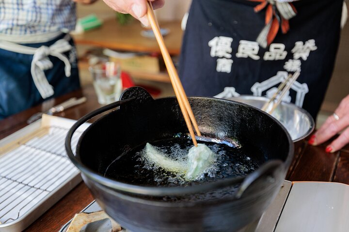 Japanse kookles met lokale familie in de oude binnenstad van Takayama