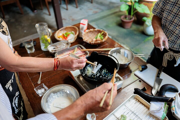 Japanse kookles met lokale familie in de oude binnenstad van Takayama