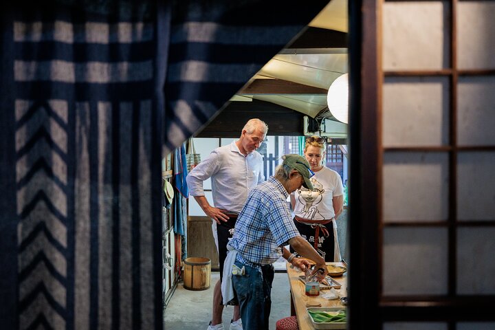 Japanse kookles met lokale familie in de oude binnenstad van Takayama
