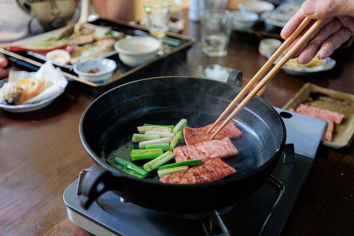 Japanse kookles met lokale familie in de oude binnenstad van Takayama
