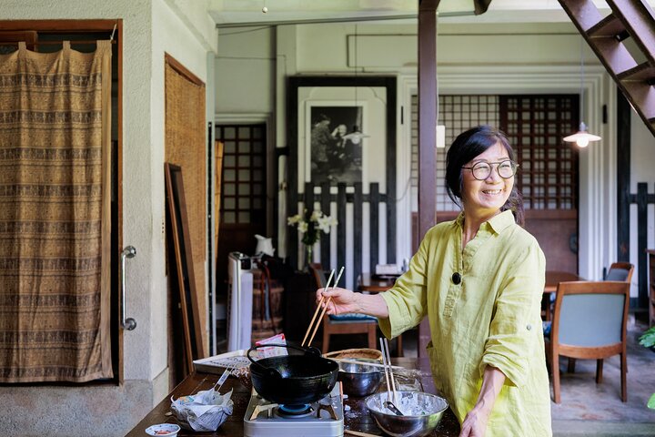 Japanse kookles met lokale familie in de oude binnenstad van Takayama