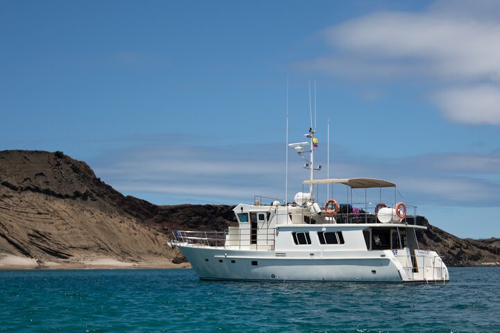 Paquete de 5 días de primera clase en Galápagos con excursiones de un día en yate