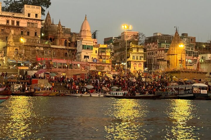 Paseo en barco por Varanasi Sunrise con tour a pie