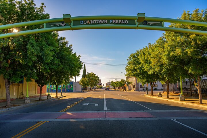 Ein epischer Kunstspaziergang in Fresno : Wandmalereiviertel schillernd Downtown Dash