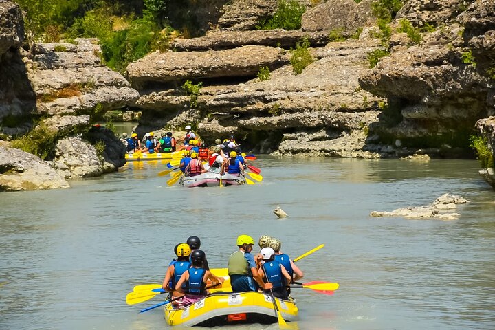 Geweldige Rafting-ervaring op de Last Wild Vjosa-rivier van Europa in Permet, Albanië