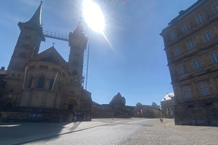 Flygte fra byen Bamberg by gåtur med puslespil