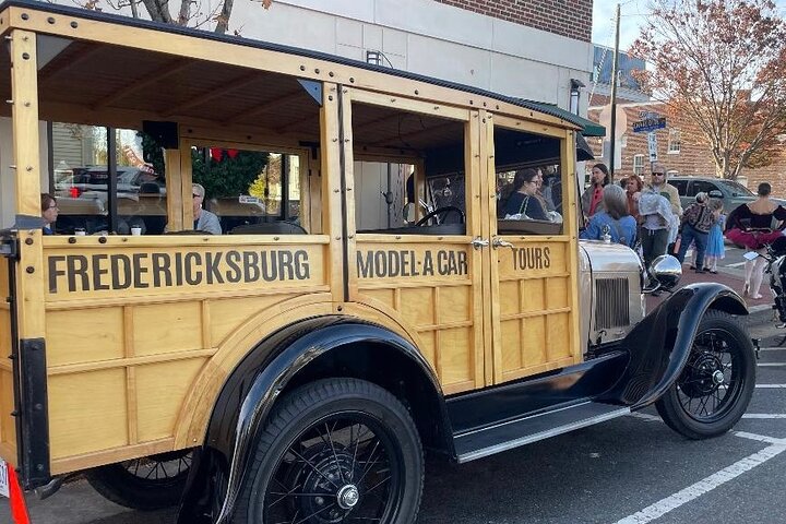 Historic Fredericksburg Tours in una vista aperta 1920's Model-A Wagon
