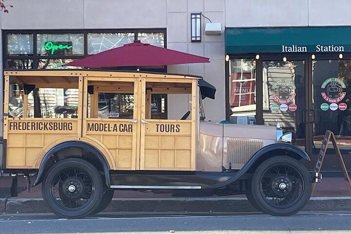 Historic Fredericksburg Tours in una vista aperta 1920's Model-A Wagon
