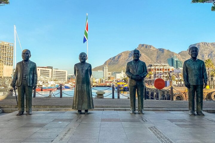 Visite de la prison d'une demi-journée de Robben Island avec billet de ferry pré-réservé.