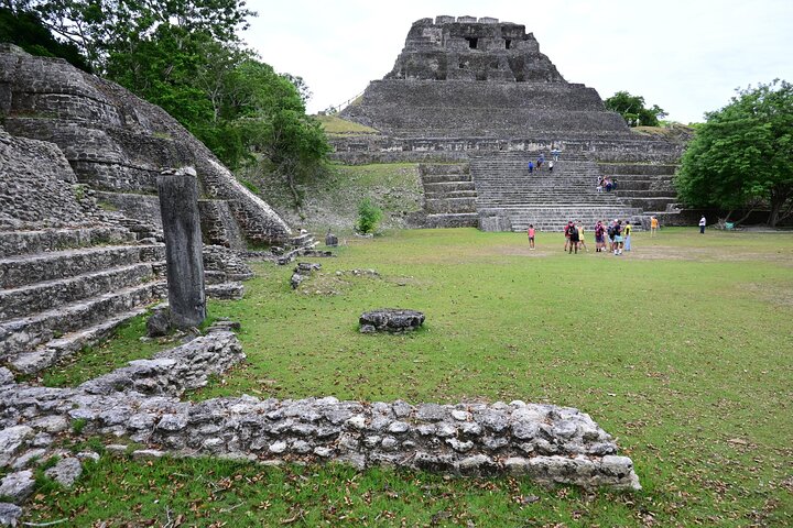 Rovine Maya di Xunantunich e tubi della grotta della zampa del giaguaro da Placencia