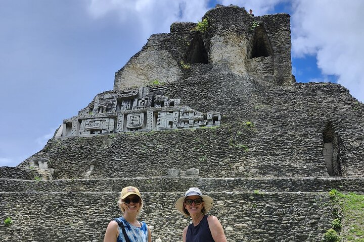 Rovine Maya di Xunantunich e tubi della grotta della zampa del giaguaro da Placencia