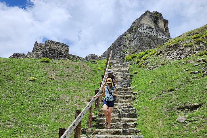 Rovine Maya di Xunantunich e tubi della grotta della zampa del giaguaro da Placencia