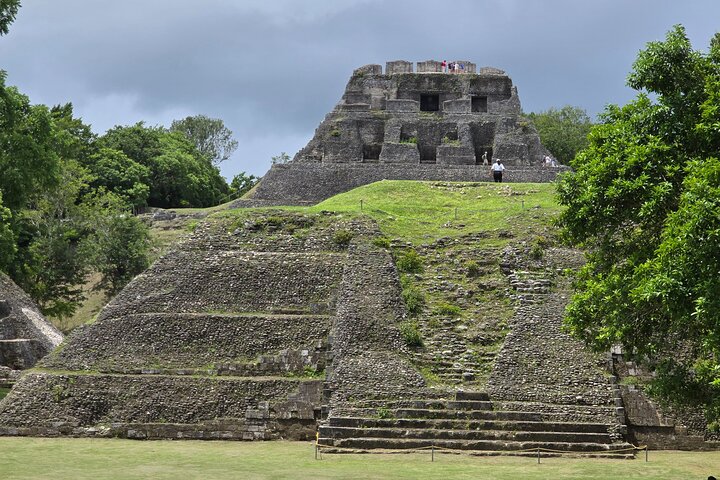 Rovine Maya di Xunantunich e tubi della grotta della zampa del giaguaro da Placencia