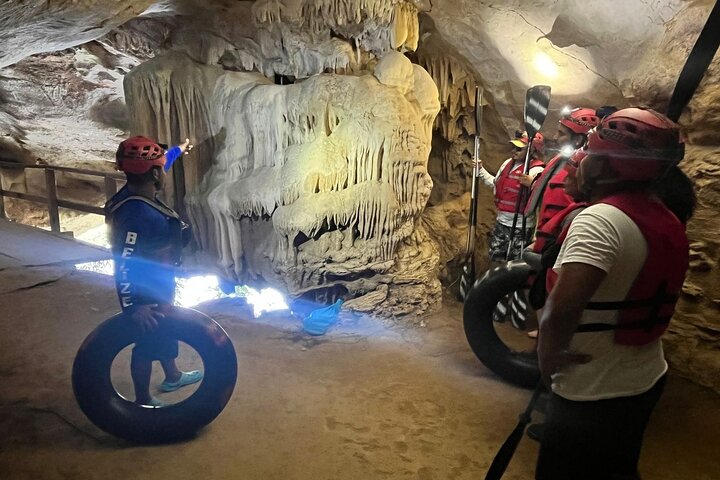 Rovine Maya di Xunantunich e tubi della grotta della zampa del giaguaro da Placencia