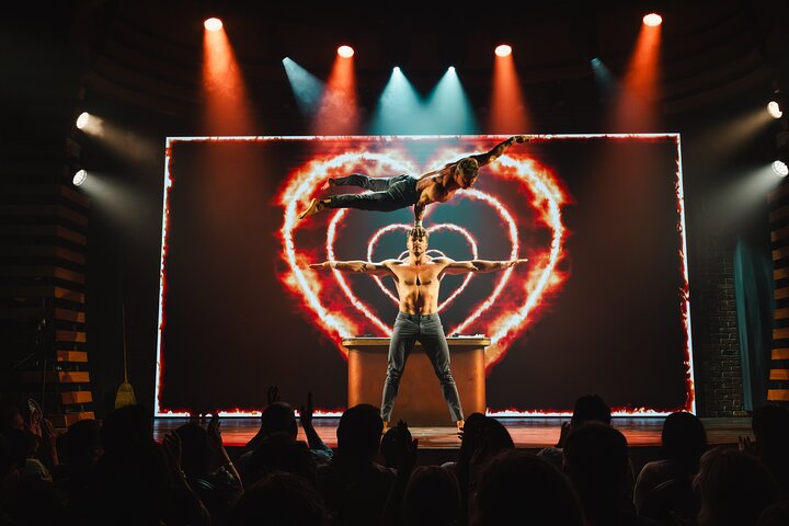 Shiners - Vuxenkomedi och cirkusshow på Woolworth Theatre