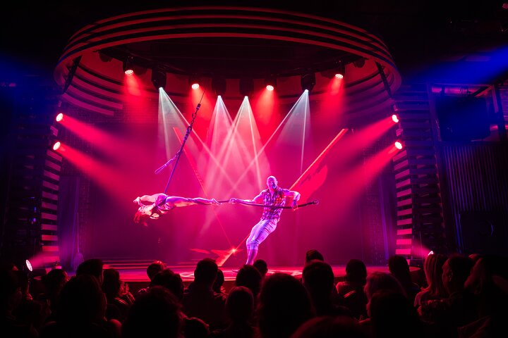 Shiners - Vuxenkomedi och cirkusshow på Woolworth Theatre