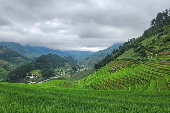 Tour de moto de 2 dias em Mu Cang Chai com Homestay Experience