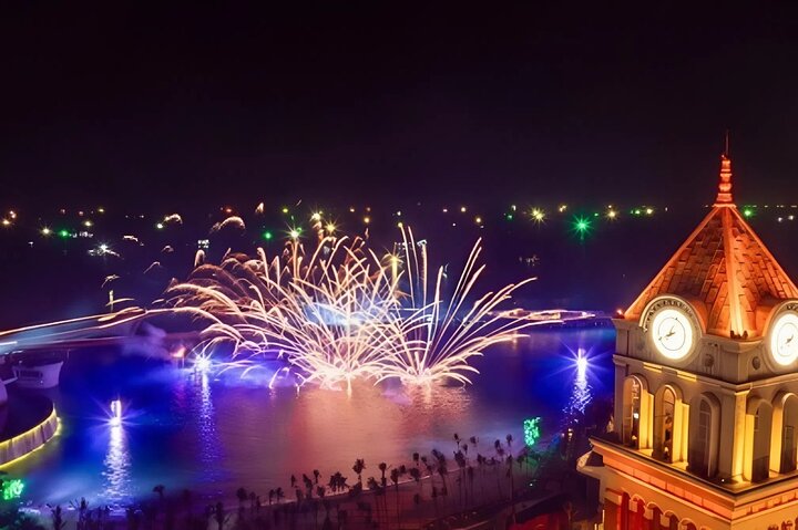 Romantic Dinner with Symphony Show & Kiss of the Sea Fireworks