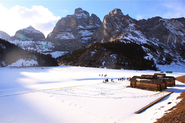 Salida del sol Meili Snow Mountain Golden en Feilai Temple & Balagezong