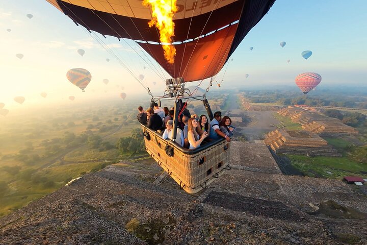 Heißluftballonfahrt über Teotihuacan + Abholung + Frühstück in einer Höhle