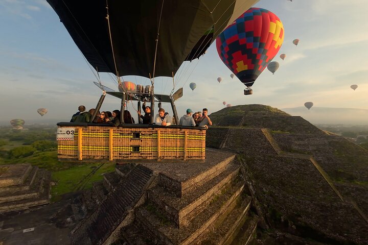 Heißluftballonfahrt über Teotihuacan + Abholung + Frühstück in einer Höhle