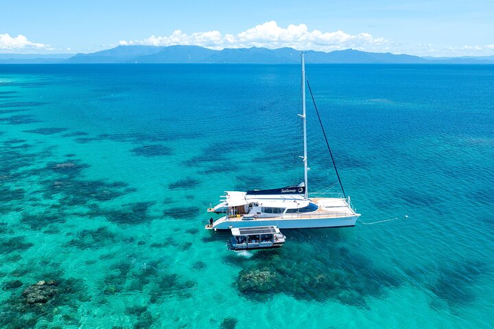 Aventura de navegación y snorkel en Outer Reef Mackay Cay desde Port Douglas