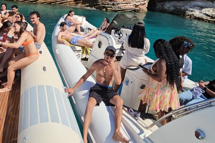 Tour in motoscafo Nuoto Snorkeling nella spiaggia di Pigeon Cave Mirror