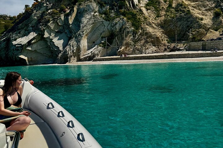Tour in motoscafo Nuoto Snorkeling nella spiaggia di Pigeon Cave Mirror