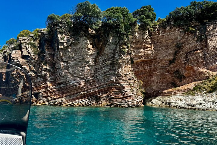 Tour in motoscafo Nuoto Snorkeling nella spiaggia di Pigeon Cave Mirror
