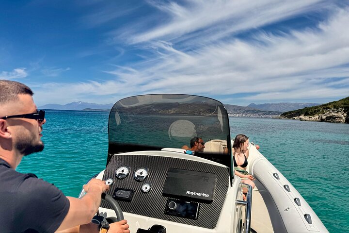 Tour in motoscafo Nuoto Snorkeling nella spiaggia di Pigeon Cave Mirror