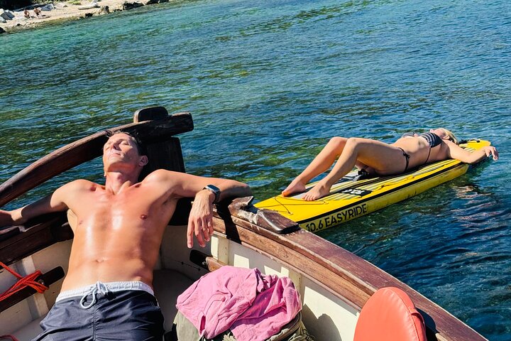 Passeio de barco em Cagliari: 5 paradas para nadar, mergulho com snorkel e aperitivo da Sardenha.