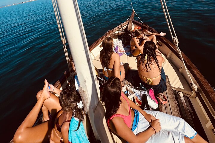 Passeio de barco em Cagliari: 5 paradas para nadar, mergulho com snorkel e aperitivo da Sardenha.