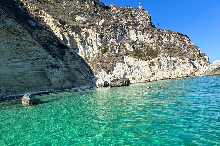 Passeio de barco em Cagliari: 5 paradas para nadar, mergulho com snorkel e aperitivo da Sardenha.