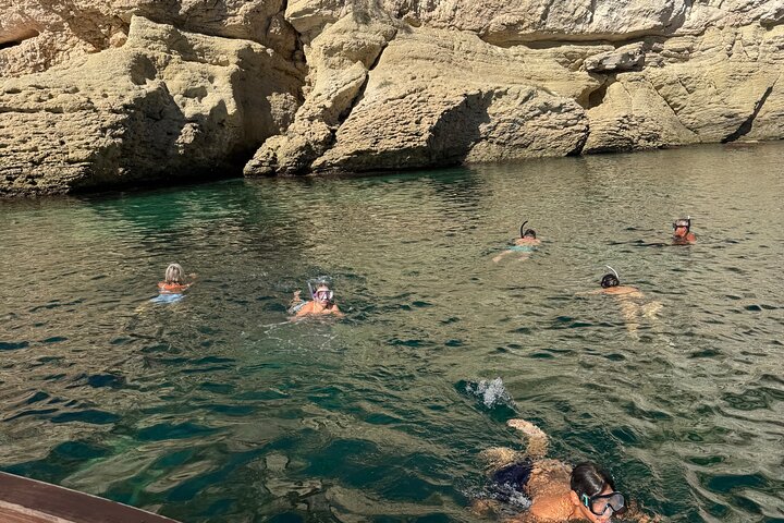 Passeio de barco em Cagliari: 5 paradas para nadar, mergulho com snorkel e aperitivo da Sardenha.