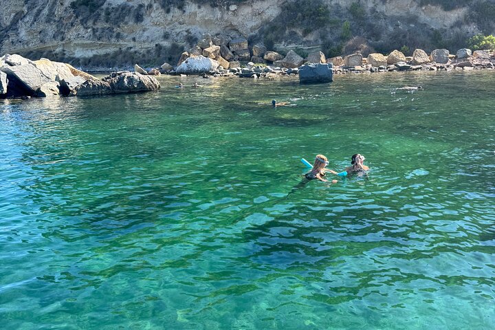 Passeio de barco em Cagliari: 5 paradas para nadar, mergulho com snorkel e aperitivo da Sardenha.