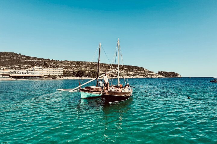 Passeio de barco em Cagliari: 5 paradas para nadar, mergulho com snorkel e aperitivo da Sardenha.